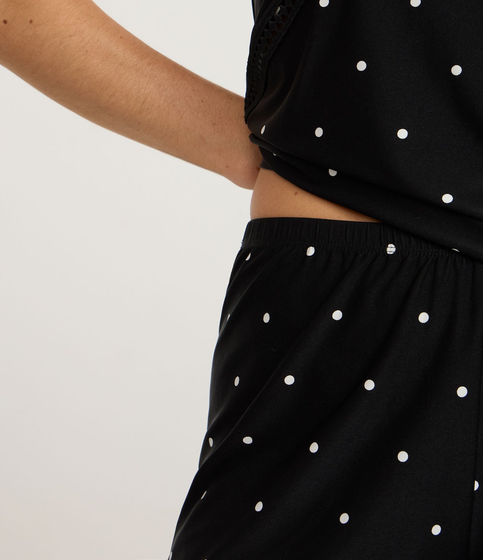 Pijama Short Doll em Microfibra com Alcinha e Estampa Poa Preto 3