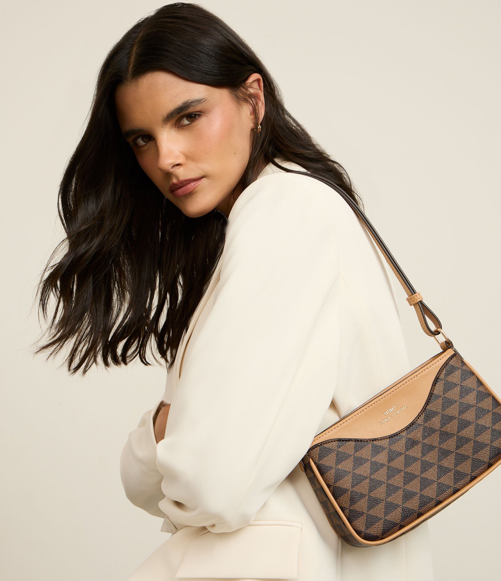 Bolsa Baguete Pequena com Estampa Geométrica Marrom 1