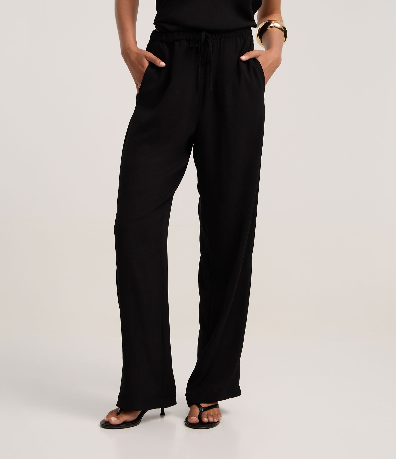 Calça Reta em Airflow com Elástico e Amarração no Cós Preto 3