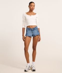 Short em Jeans com Bolsos e Entrelaçado Lateral