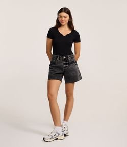 Short Mom em Jeans Marmorizado com Barra Cortada