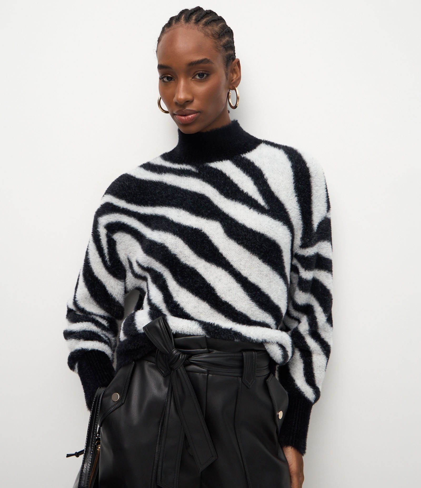 Suéter com Textura Peluciada e Estampa Animal Print Branco/Preto 1