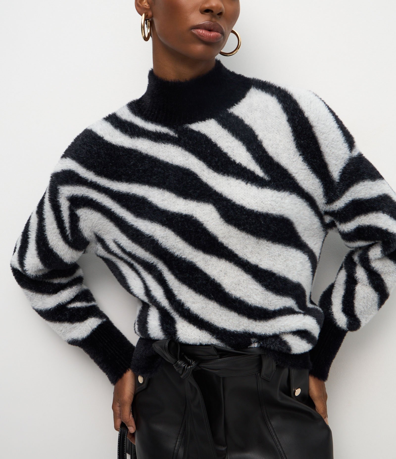 Suéter com Textura Peluciada e Estampa Animal Print Branco/Preto 3