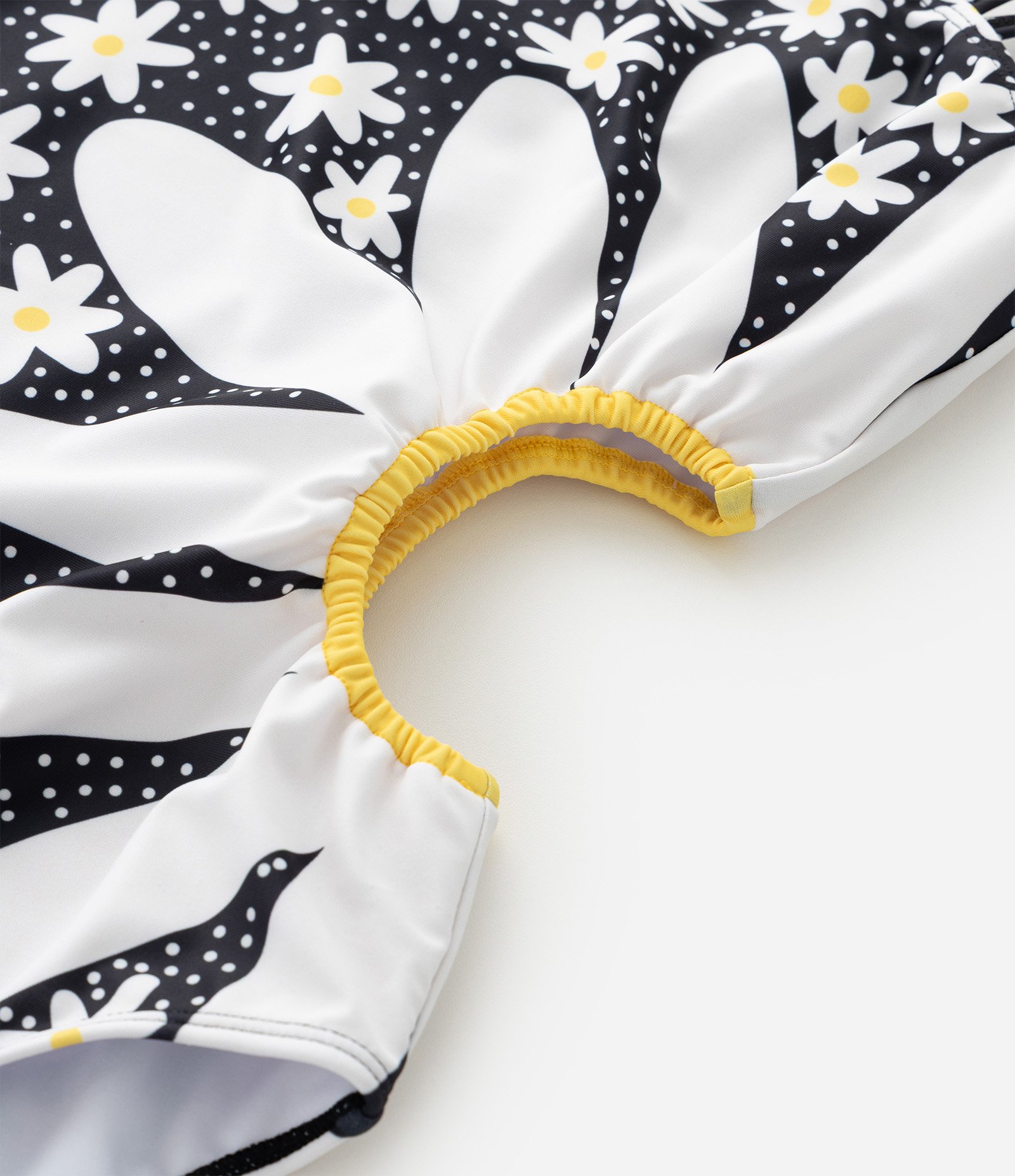 Maiô Infantil com Estampa Flores Margaridas  – Tam 8 a 16 Anos Preto/Branco 5