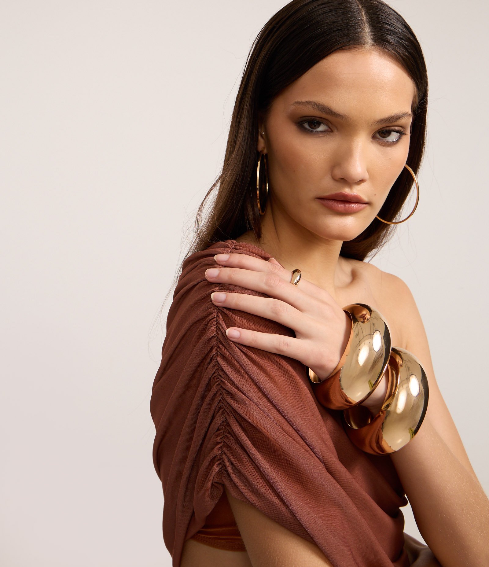 Vestido Longo Franzido em Tule com Ombro Só Marrom 3