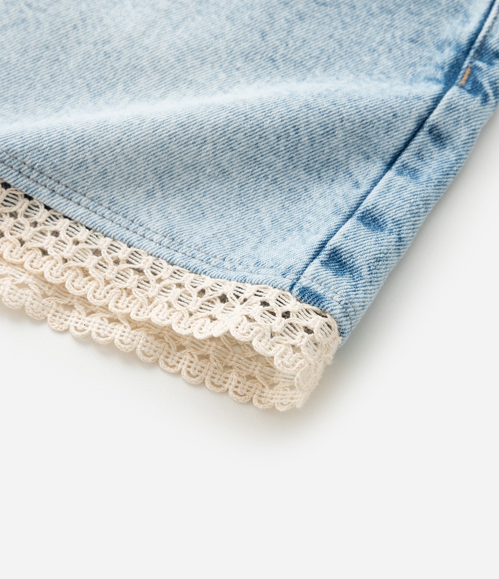 Short Boyfriend em Jeans com Rendinha Guipir na Barra Azul 8