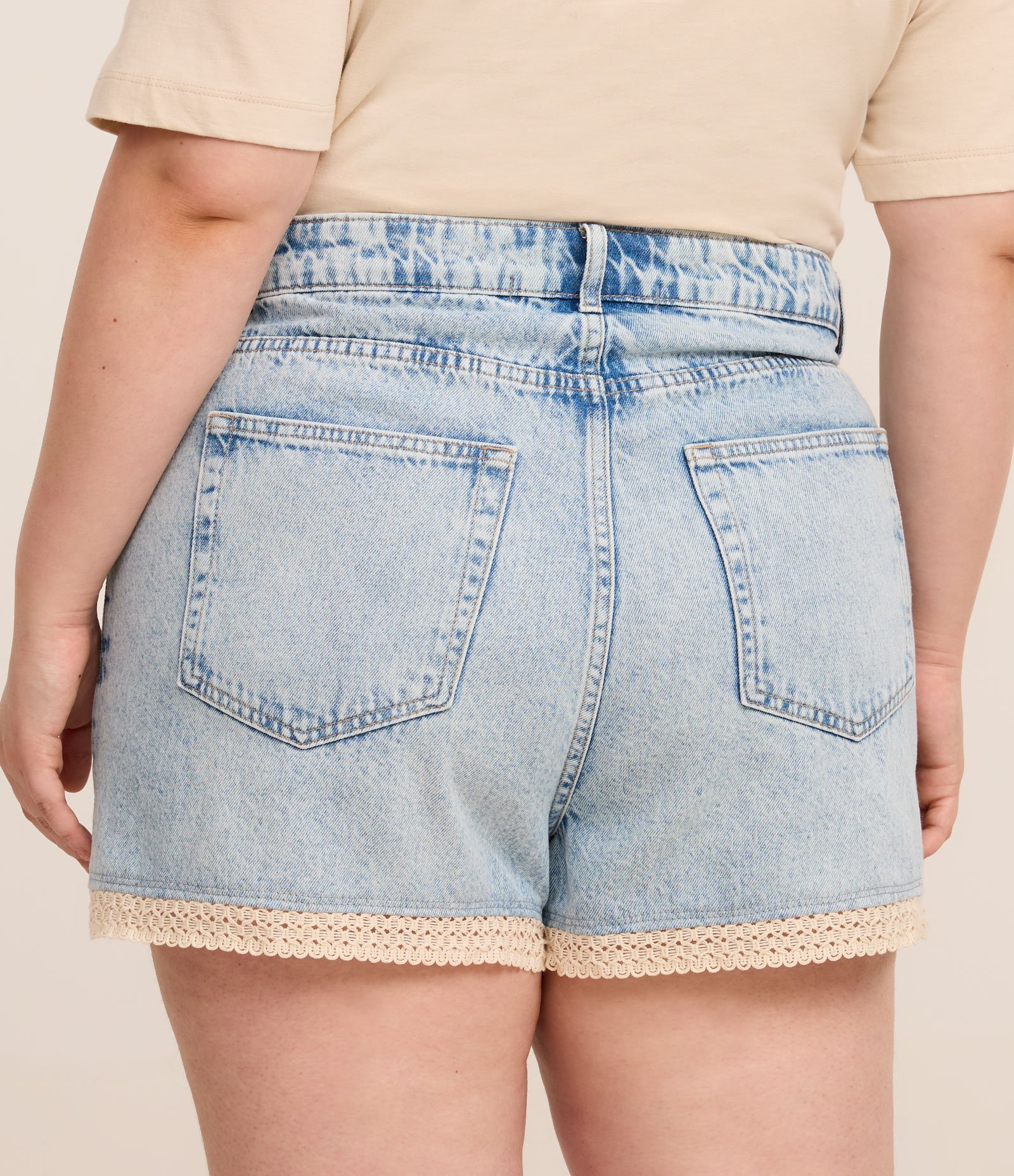 Short Boyfriend em Jeans com Rendinha Guipir na Barra Azul 5