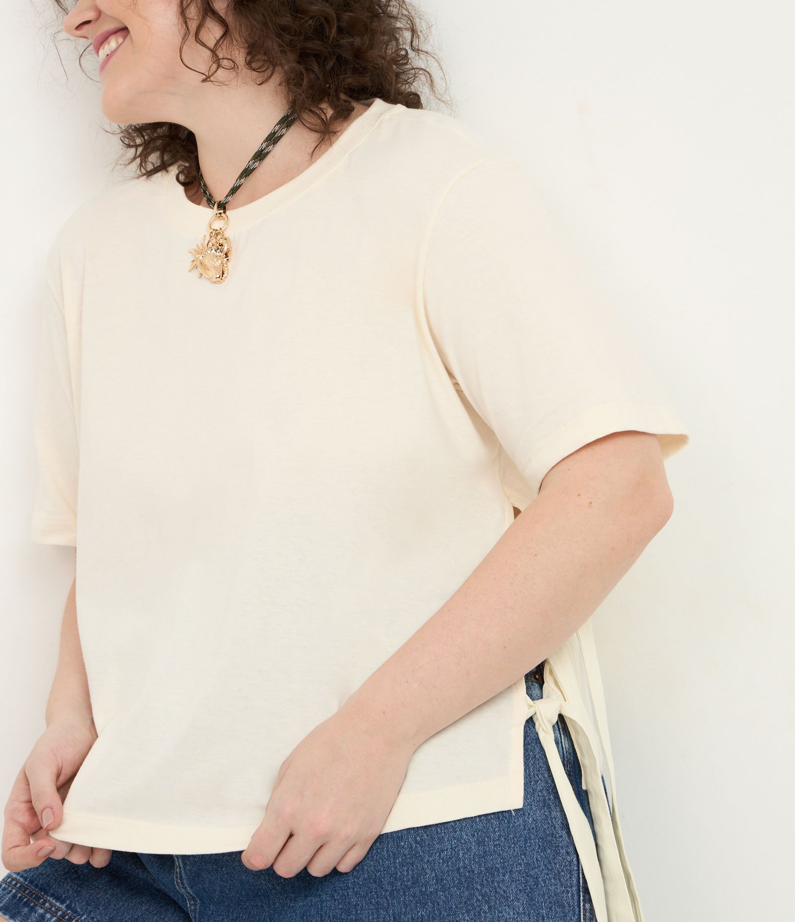 Camiseta com Amarrações de Laços na Lateral Curve & Plus Size Amarelo 2