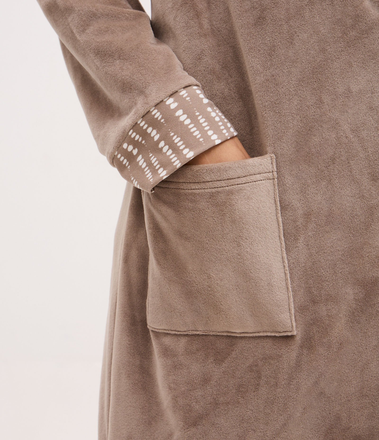 Robe Regular em Plush com Detalhes em Pipping Marrom 3