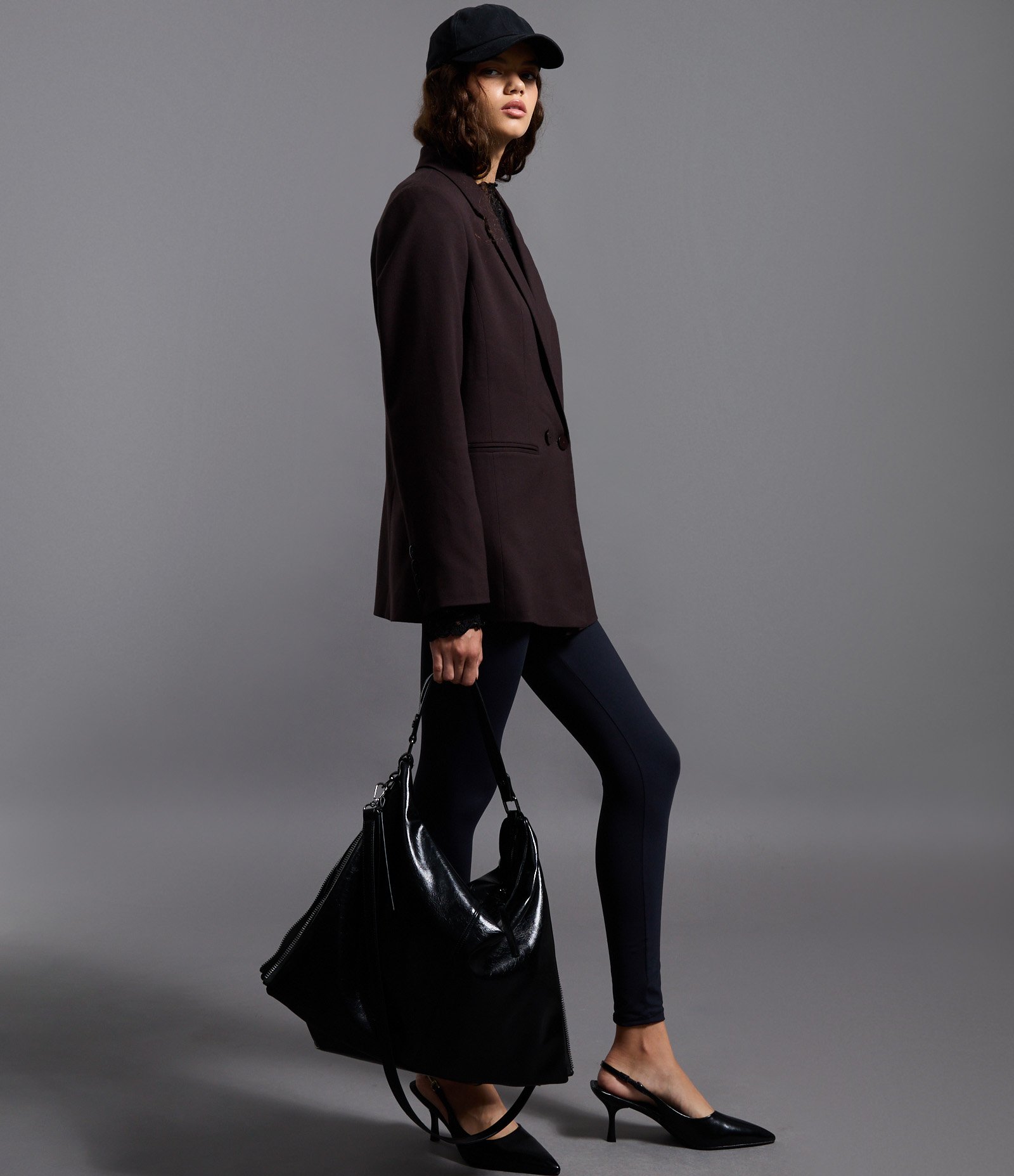 Blazer em Alfaiataria Alongado com Abotoamento Marrom Escuro 4