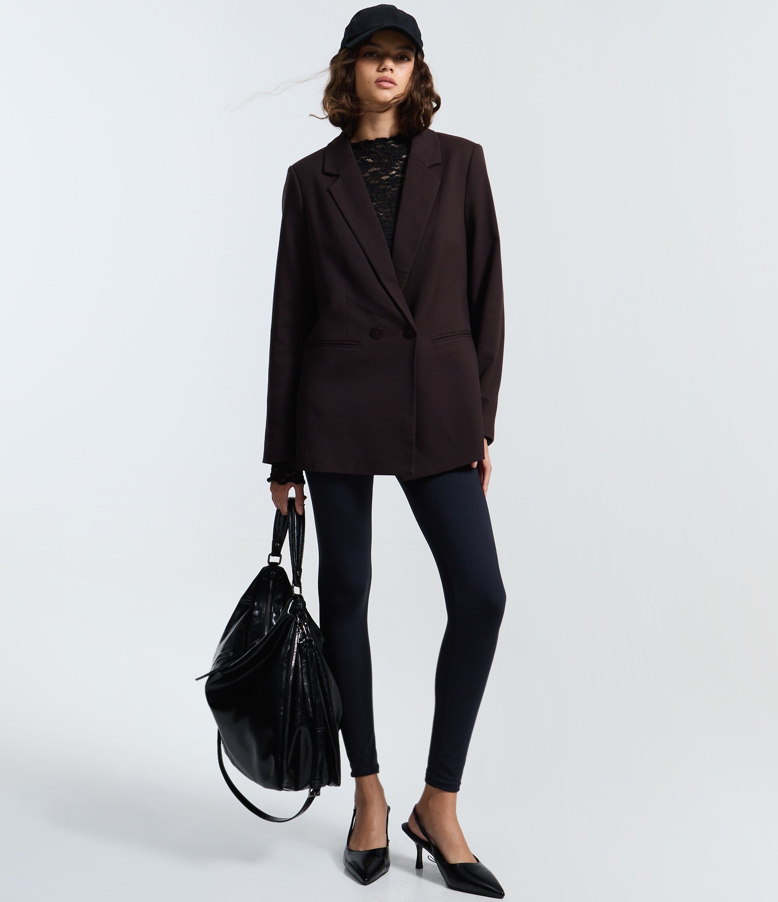 Blazer em Alfaiataria Alongado com Abotoamento Marrom Escuro 2