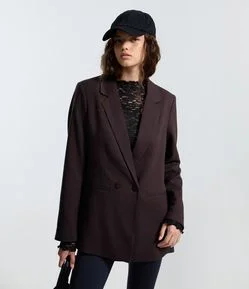 Blazer em Alfaiataria Alongado com Abotoamento