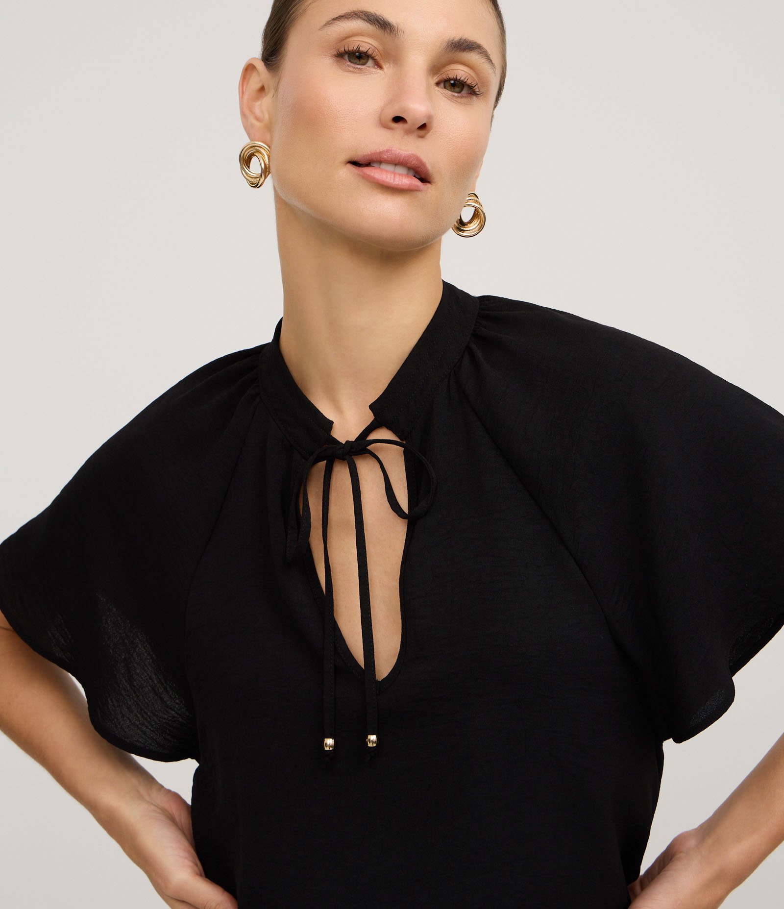 Blusa em Airflow com Amarração na Gola e Manga Godê Preto 3