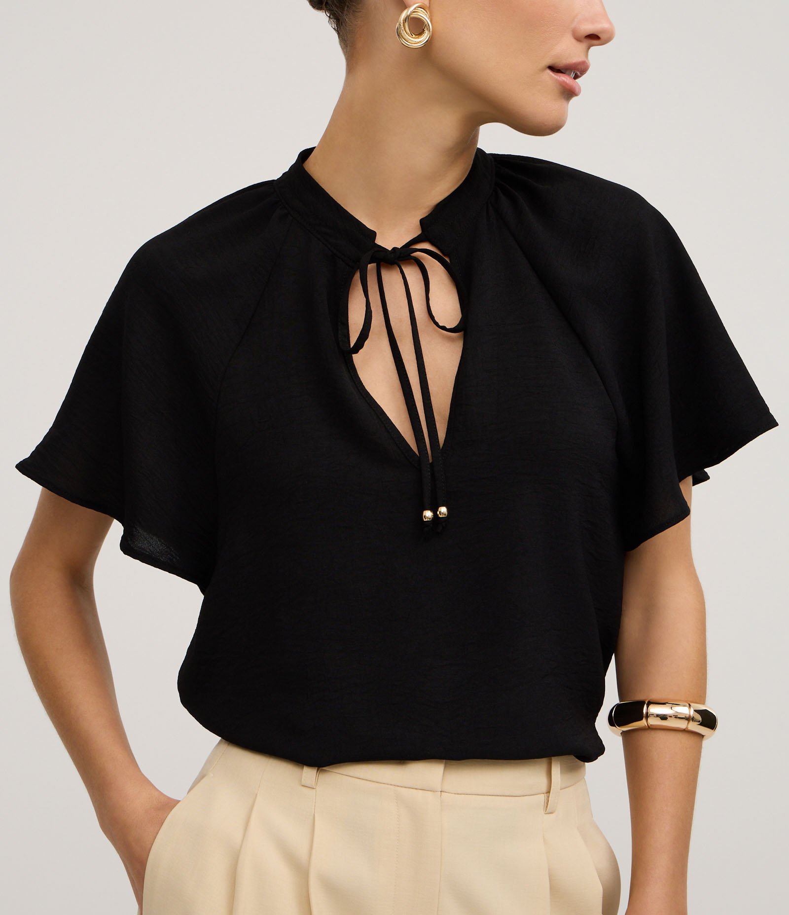 Blusa em Airflow com Amarração na Gola e Manga Godê Preto 4