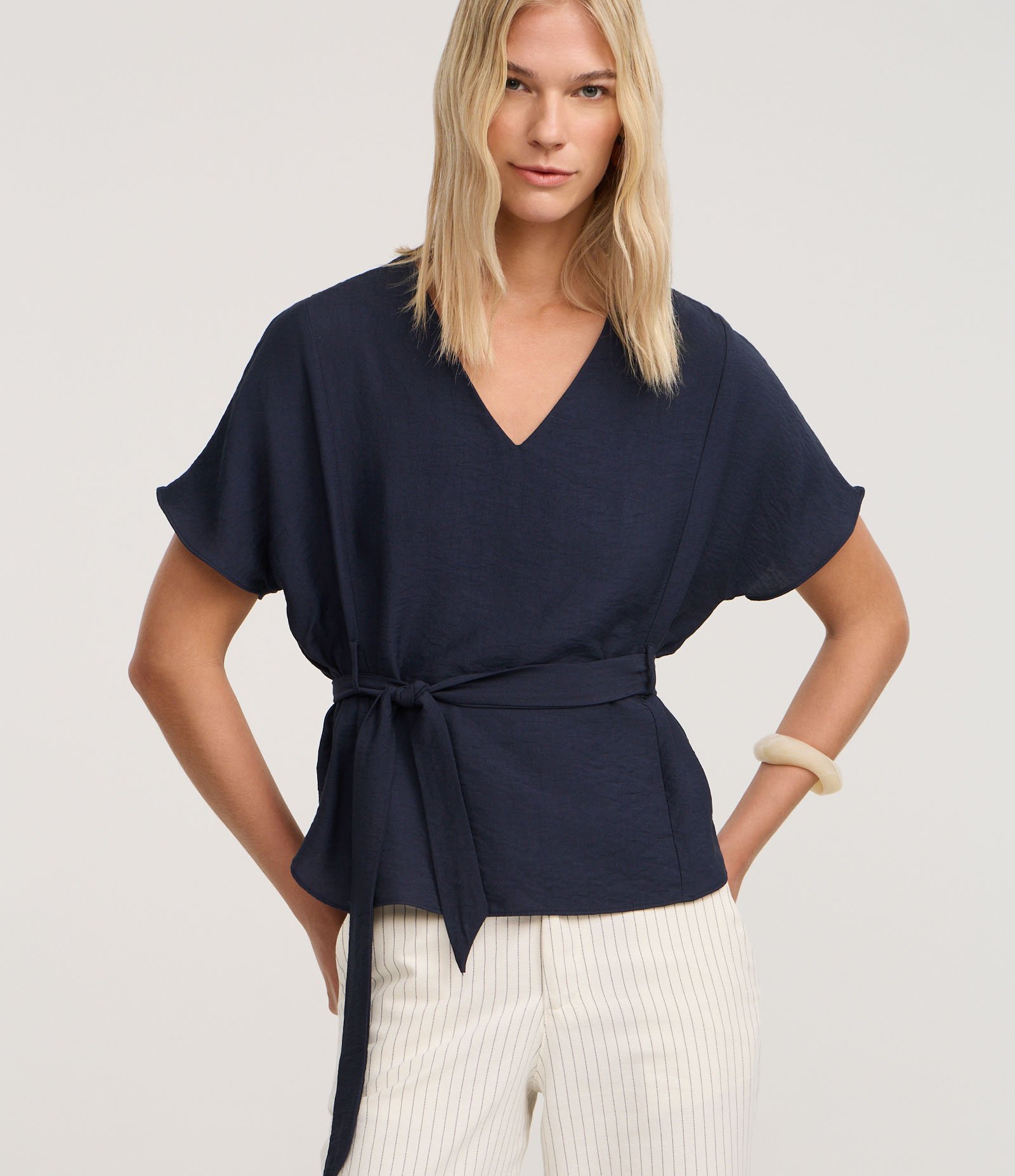 Blusa em Crepe com Decote V e Amarração na Cintura Azul Marinho 1