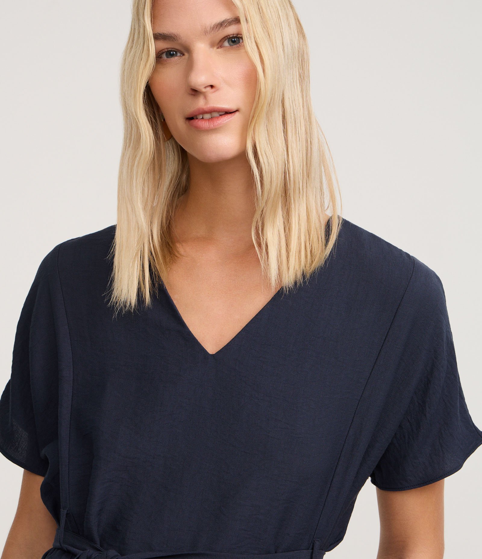 Blusa em Crepe com Decote V e Amarração na Cintura Azul Marinho 3
