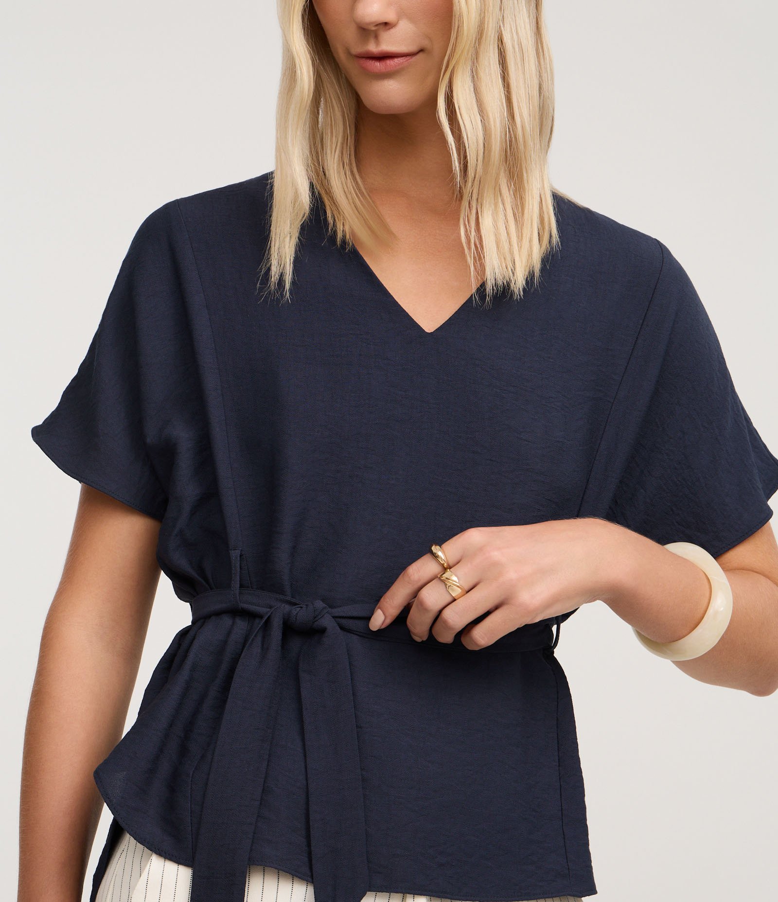 Blusa em Crepe com Decote V e Amarração na Cintura Azul Marinho 4