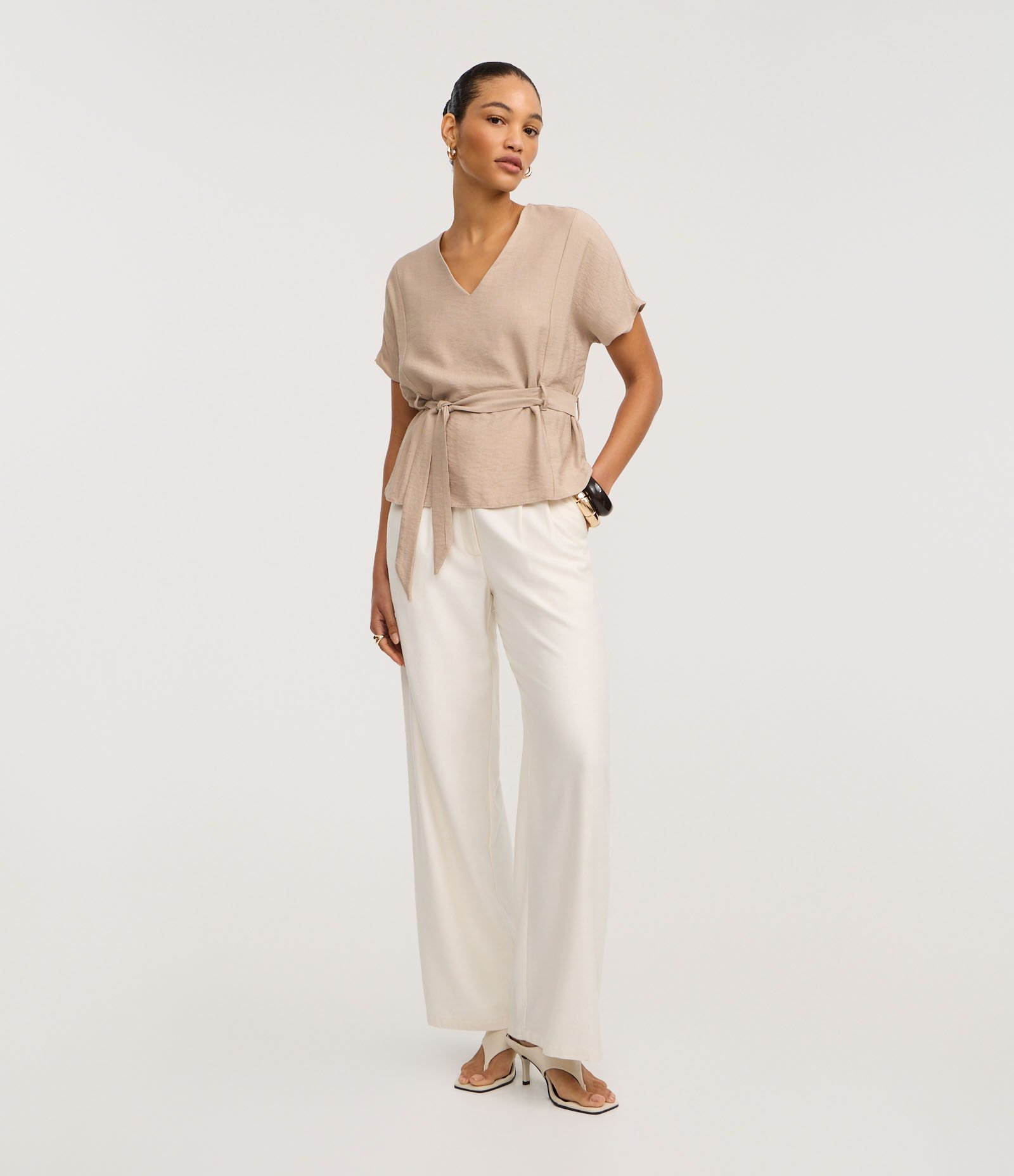 Blusa em Crepe com Decote V e Amarração na Cintura Bege 2