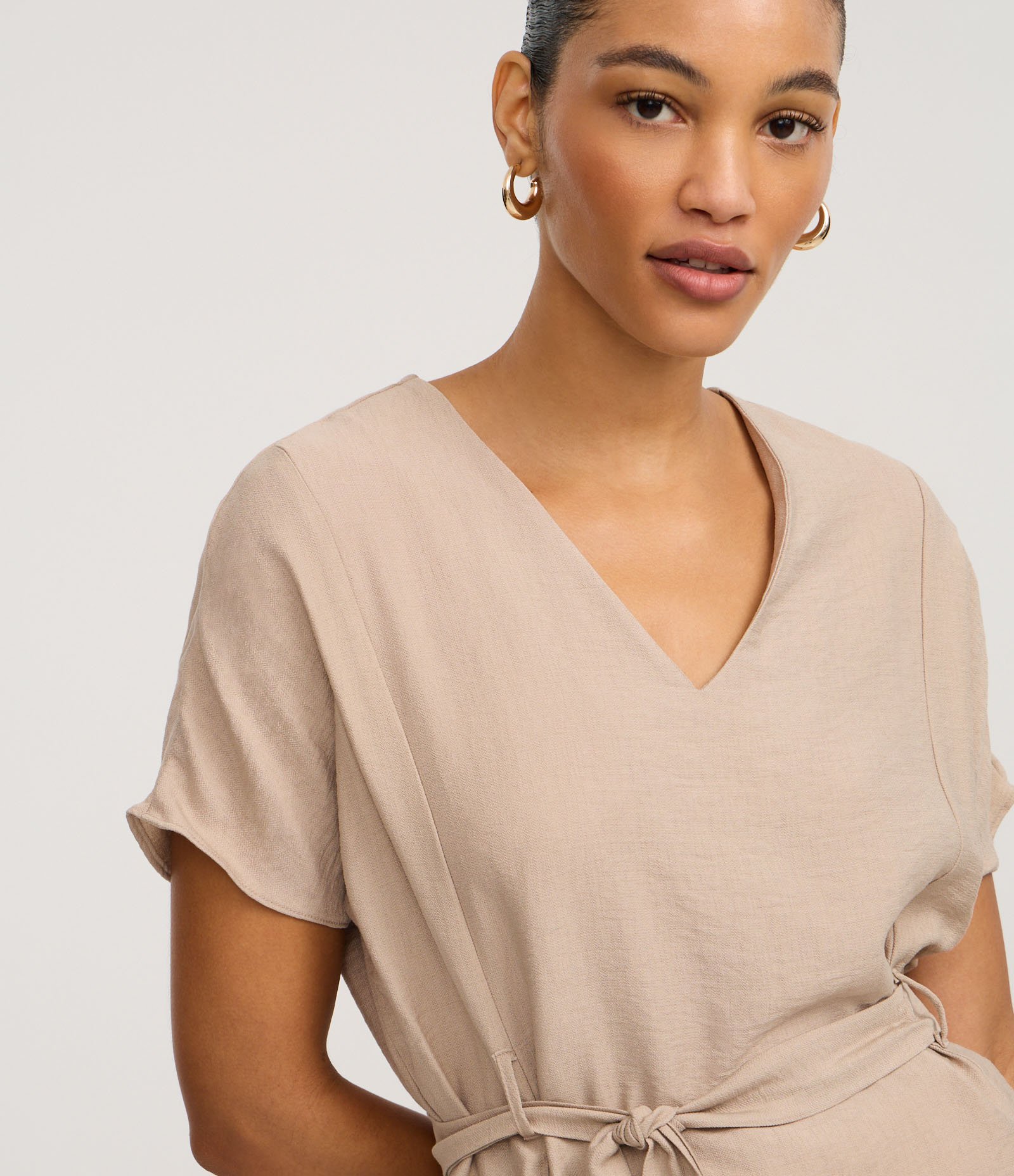 Blusa em Crepe com Decote V e Amarração na Cintura Bege 3