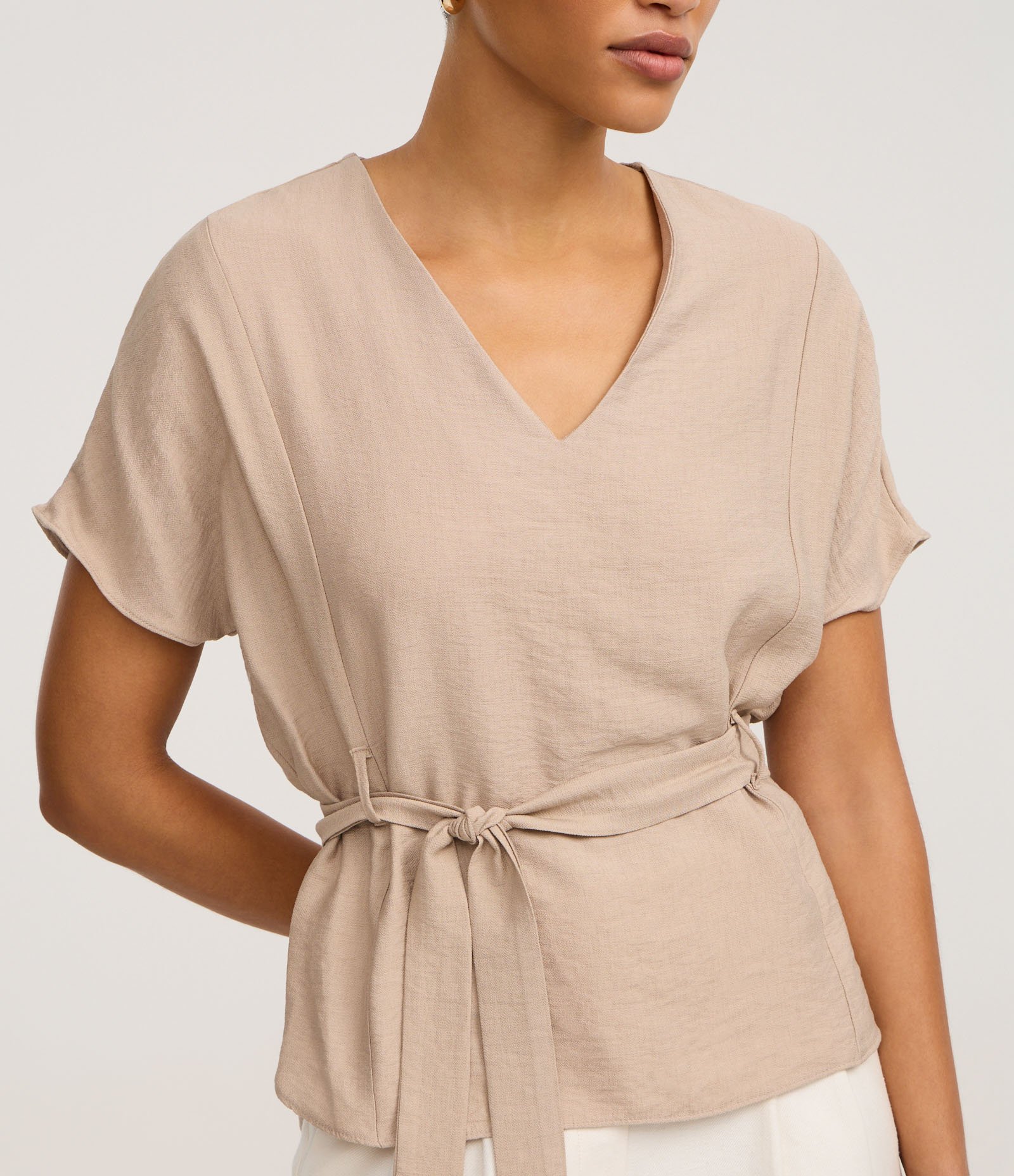 Blusa em Crepe com Decote V e Amarração na Cintura Bege 4