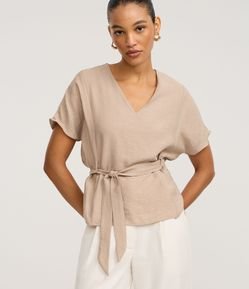 Blusa em Crepe com Decote V e Amarração na Cintura