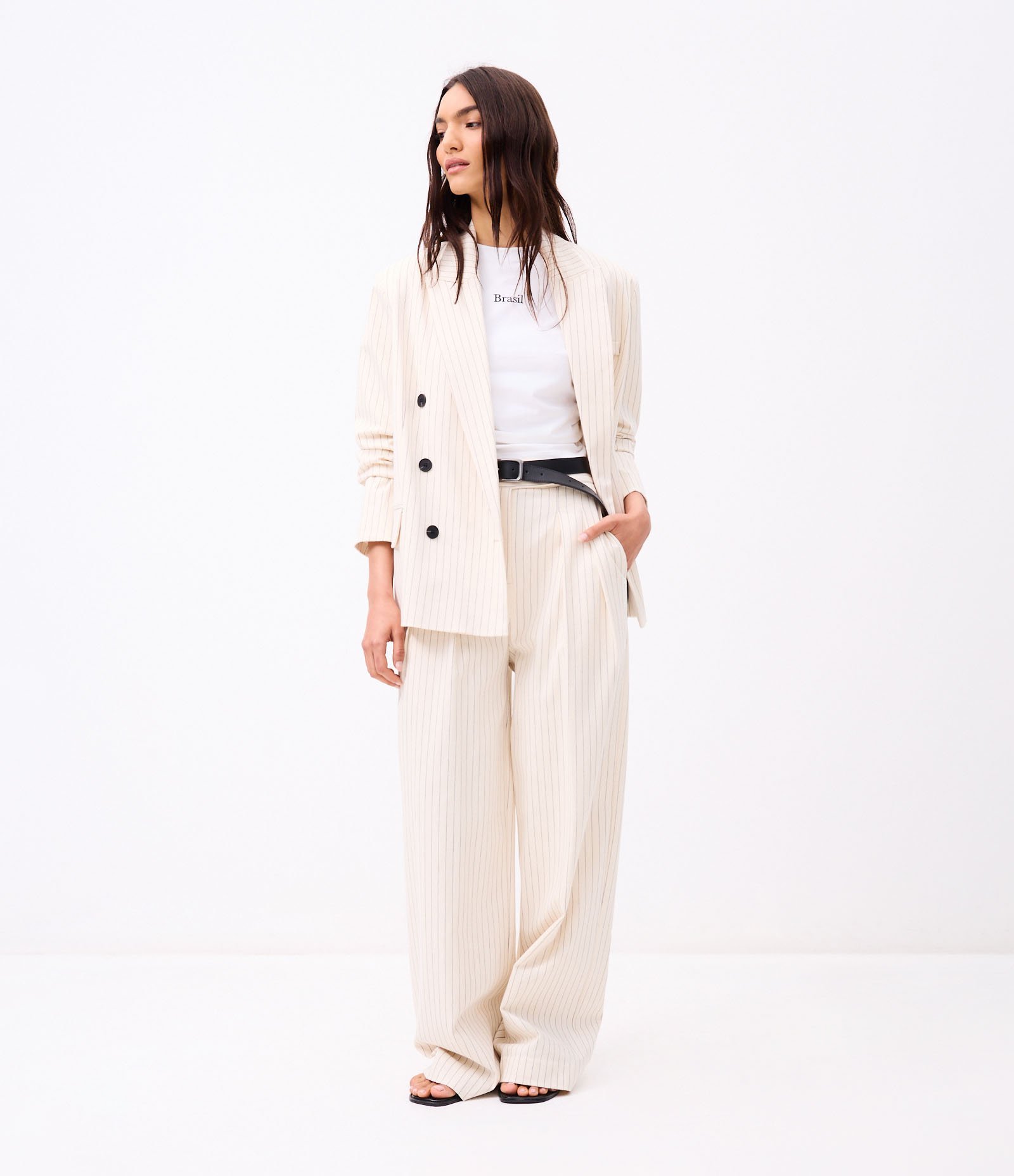 Blazer Maxi Oversized de Corte Alfaiatado em Algodão com Riscas de Giz Bege 2