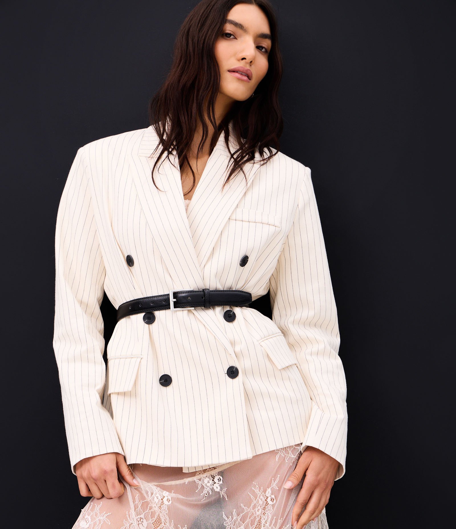 Blazer Maxi Oversized de Corte Alfaiatado em Algodão com Riscas de Giz Bege 6