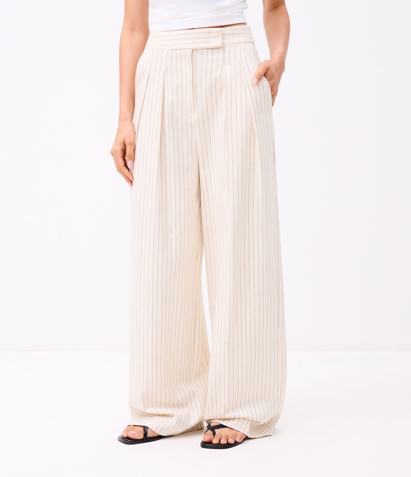 Calça Alfaiatada Cintura Alta em Algodão com Risca de Giz Bege 3