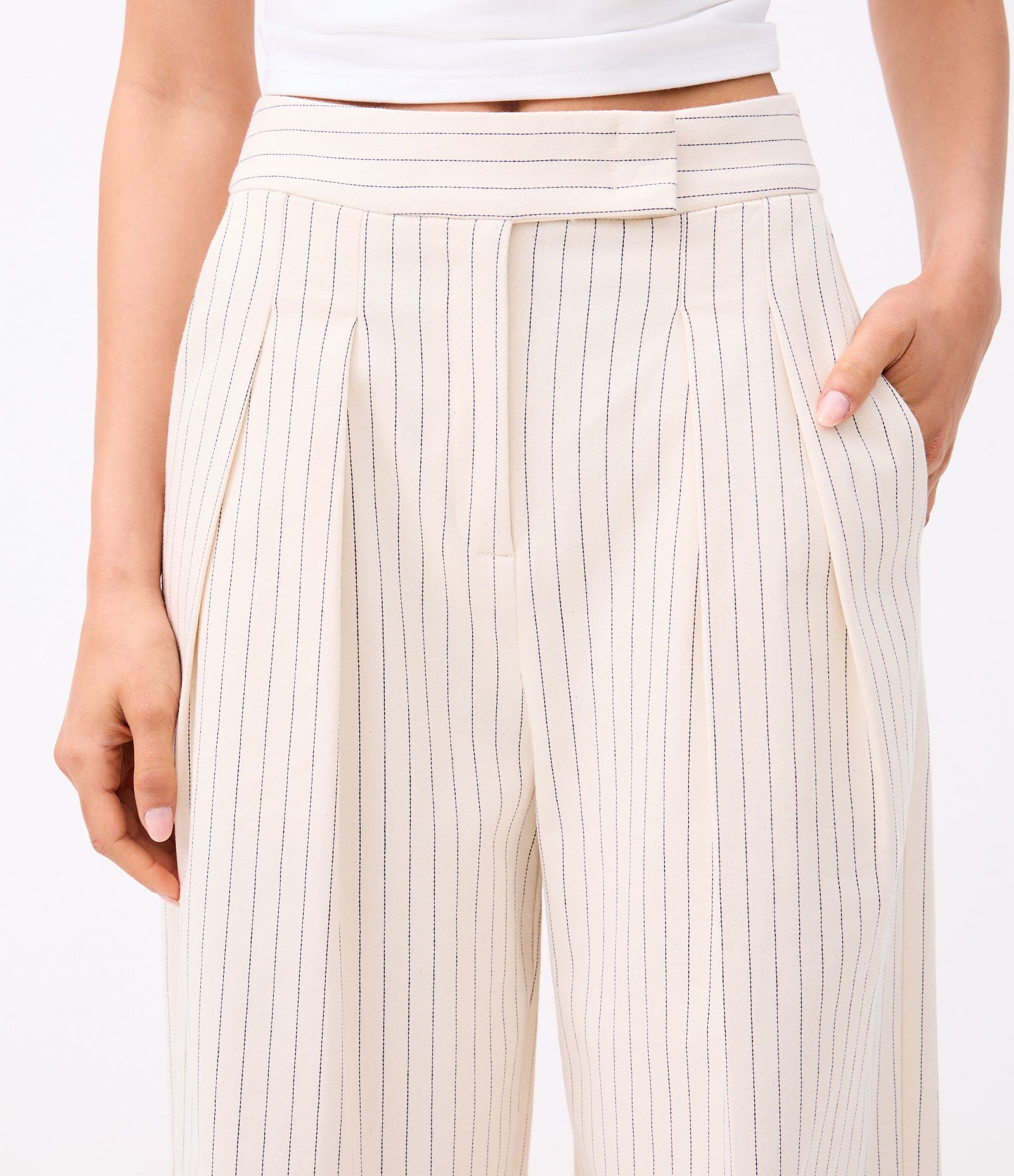 Calça Alfaiatada Cintura Alta em Algodão com Risca de Giz Bege 4