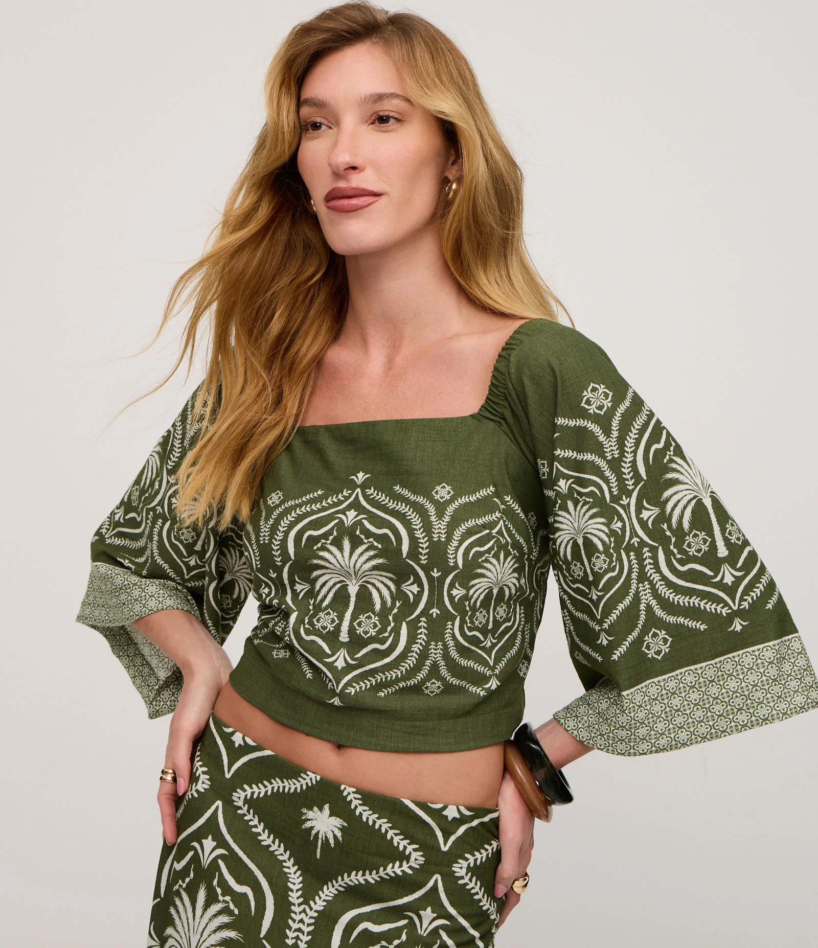 Blusa em Piquet com Manga Evasê e Estampa Arabesco Verde 2