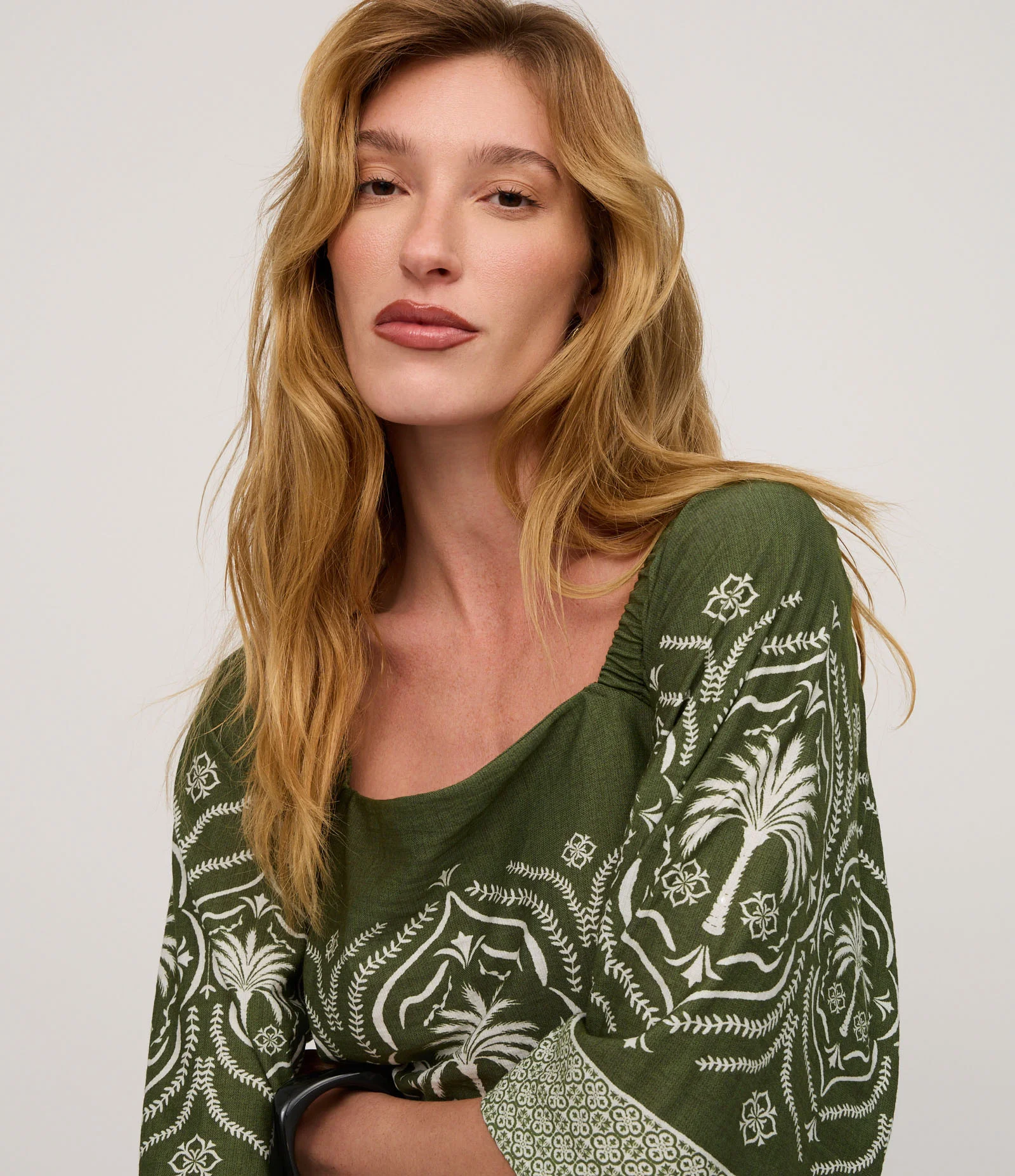 Blusa em Piquet com Manga Evasê e Estampa Arabesco Verde 4