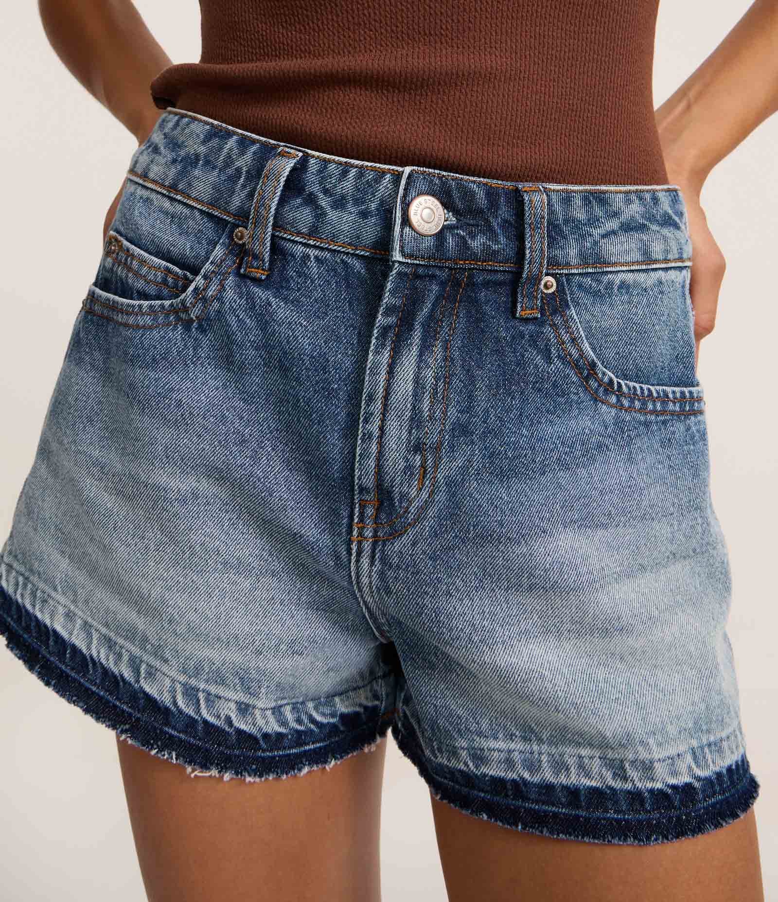 Short Slim em Jeans com Barra Contrastante Desfeita Médio 4