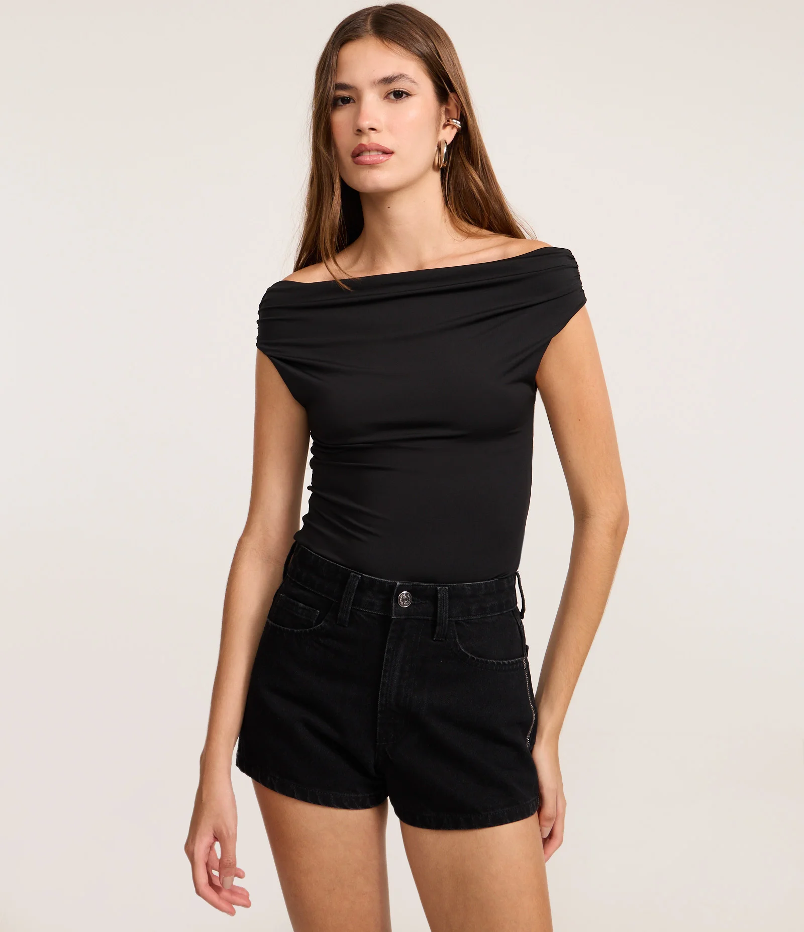 Short Slim Cintura Alta em Jeans com Brilho Lateral Preto 2