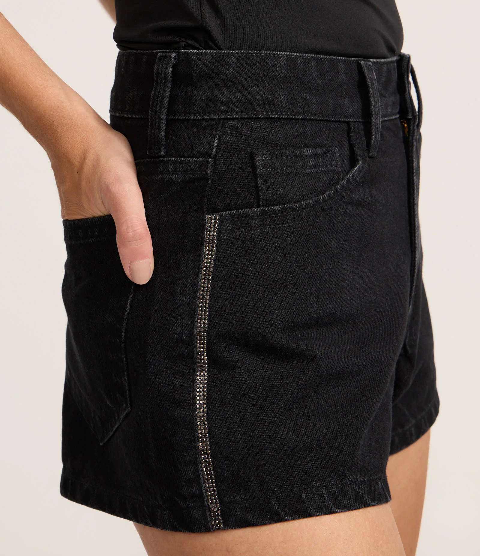 Short Slim Cintura Alta em Jeans com Brilho Lateral Preto 4
