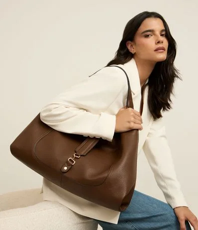 Bolsa Hobo Floater Grande com Alça de Fivela Diferenciada Bolsa Hobo Floater Grande com Alça de Fivela Diferenciada