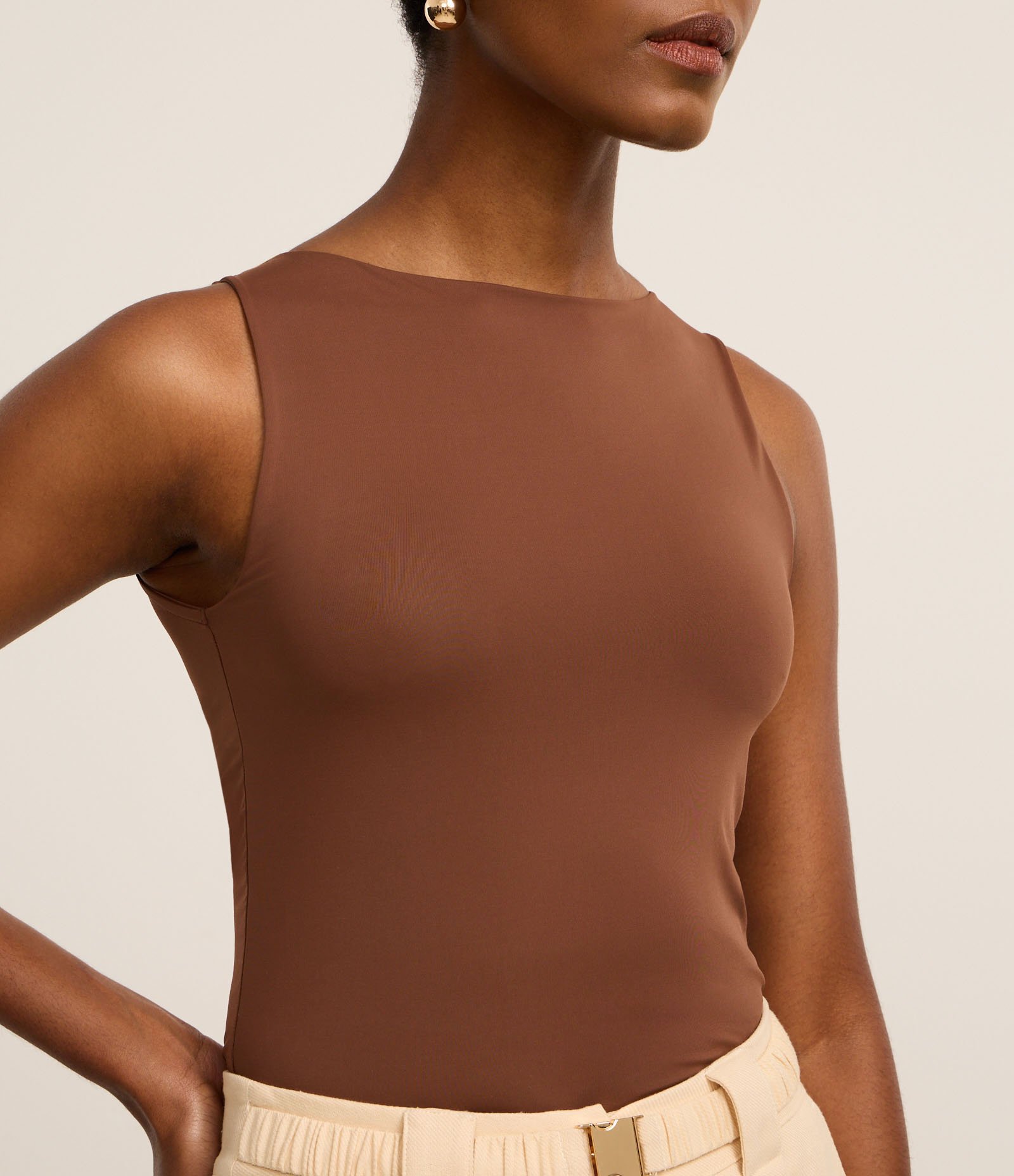 Blusa Regata com Gola Halter em Poliamida Marrom 3