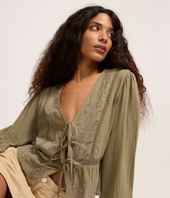 Blusa Bata com Bordado e Amarração Frontal