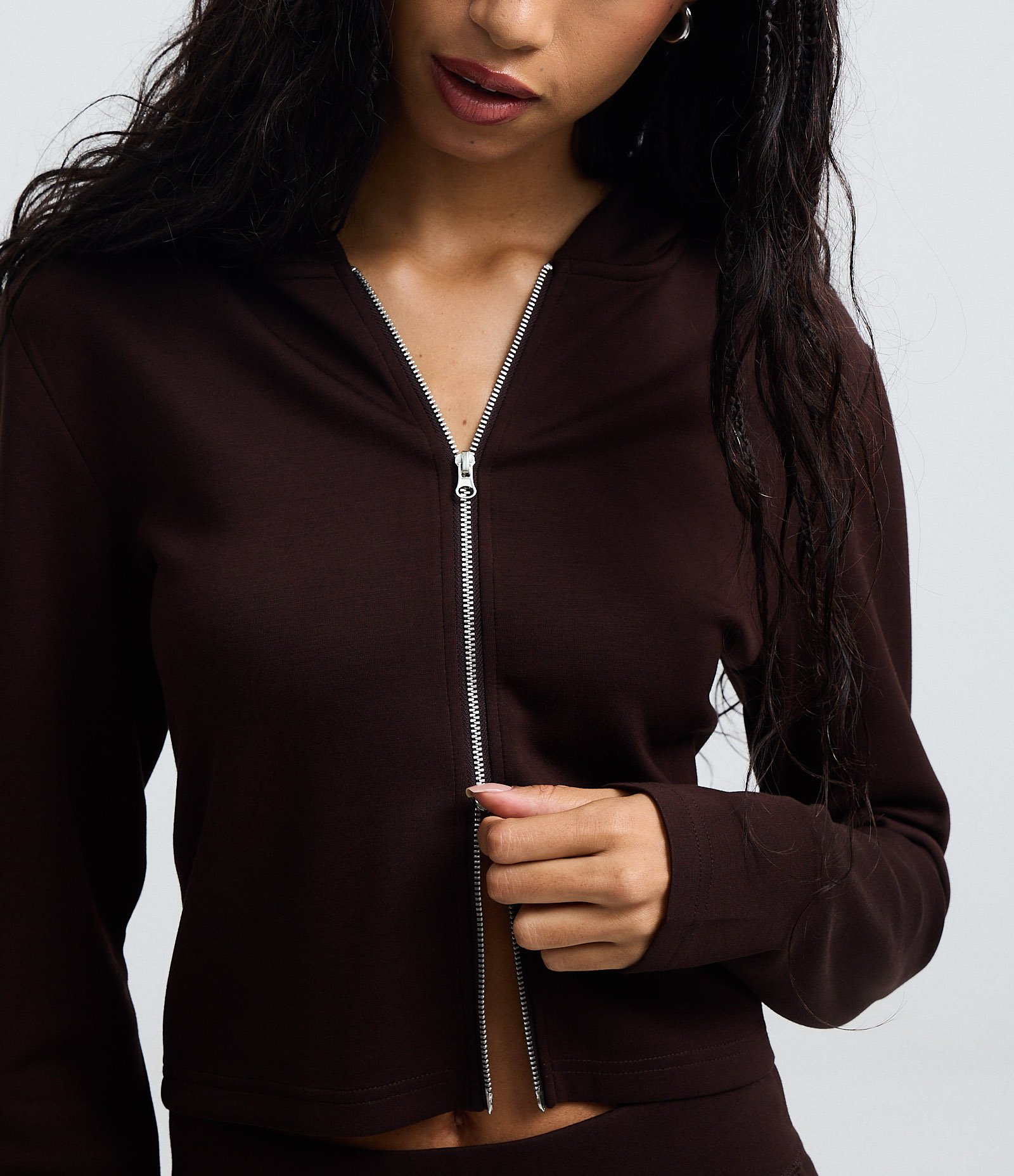 Jaqueta em Modal com Capuz e Fechamento em Zíper Marrom 3