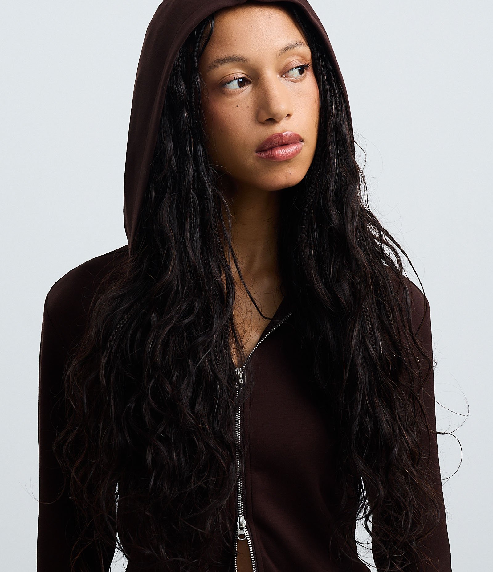 Jaqueta em Modal com Capuz e Fechamento em Zíper Marrom 4