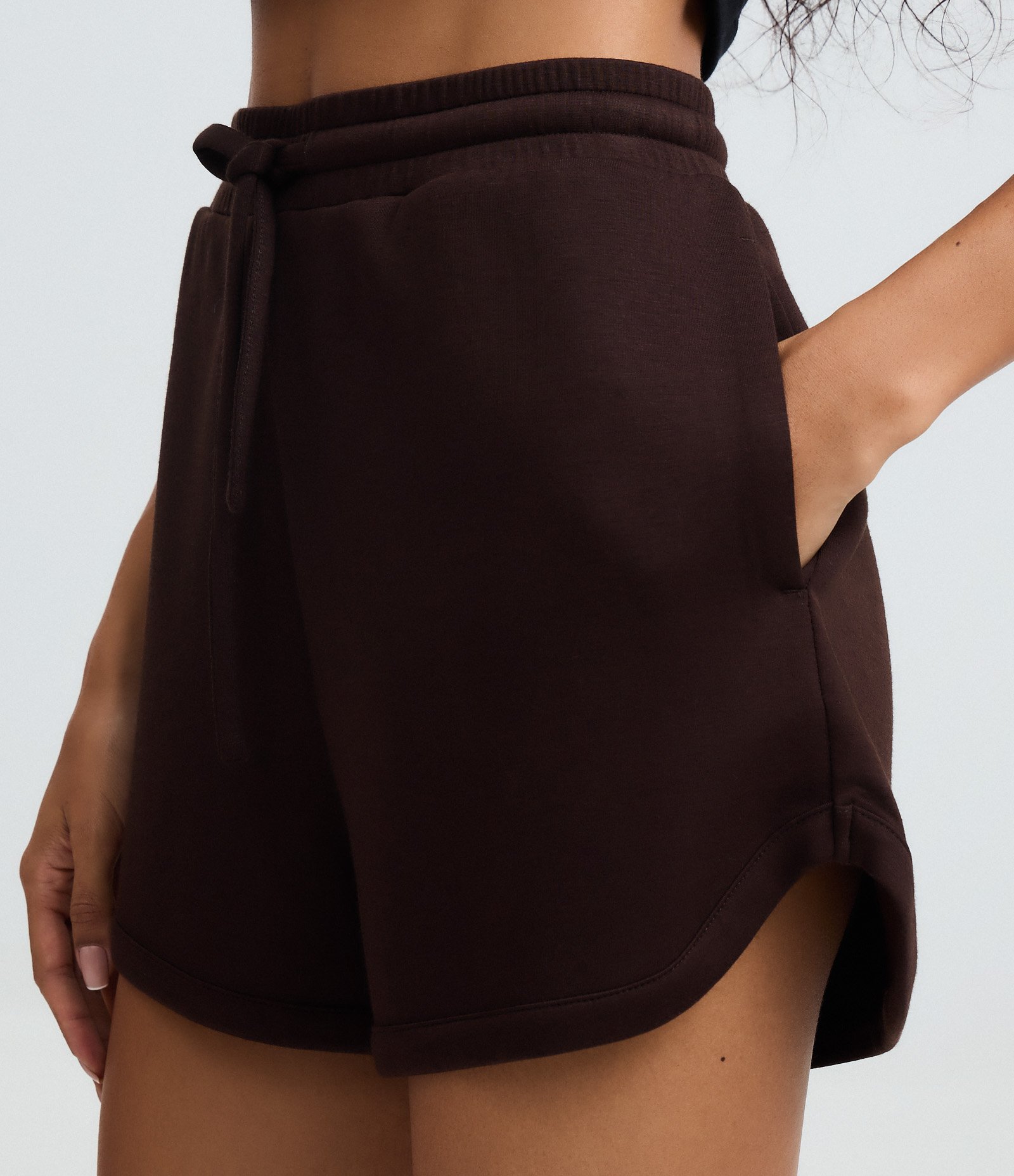 Short Básico em Microfibra com Bolsos Marrom 4