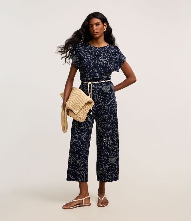 Calça Reta Canelada em Viscose com Cinto Corda e Estampa Folhagem