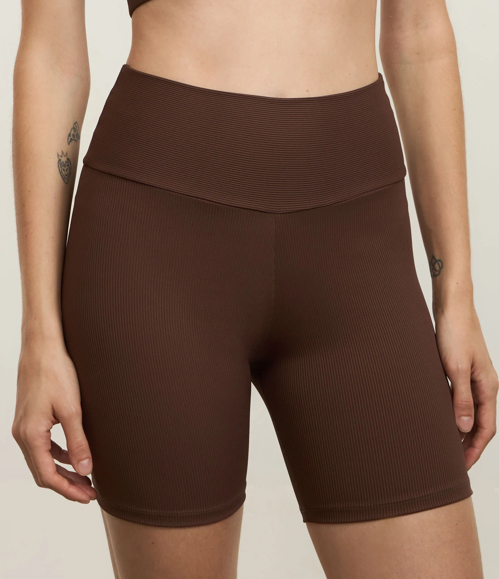 Bermuda Esportiva em Microfibra Canelada Marrom 2