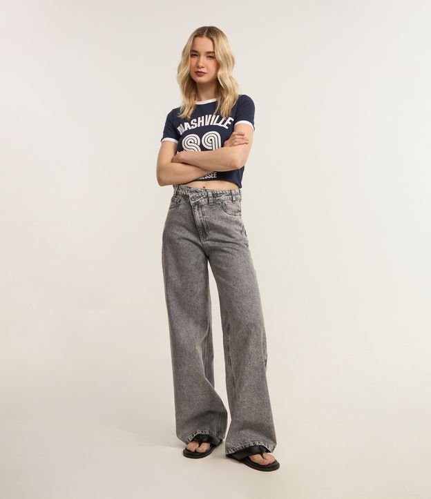 Calça Wide Leg em Jeans com Fechamento Deslocado