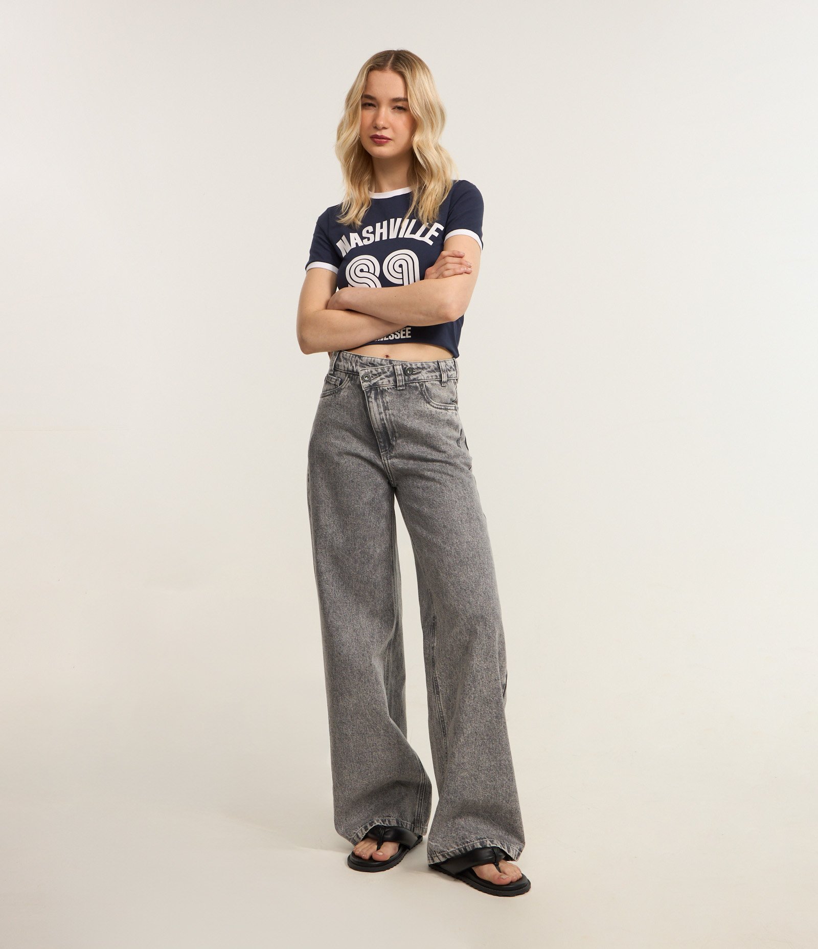 Calça Wide Leg em Jeans com Fechamento Deslocado Cinza 1