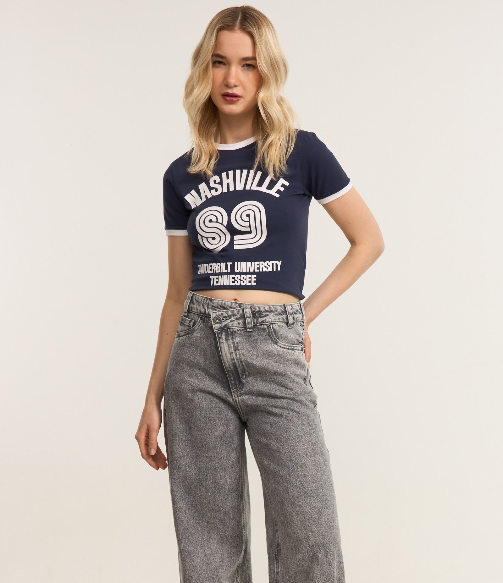 Calça Wide Leg em Jeans com Fechamento Deslocado Cinza 2