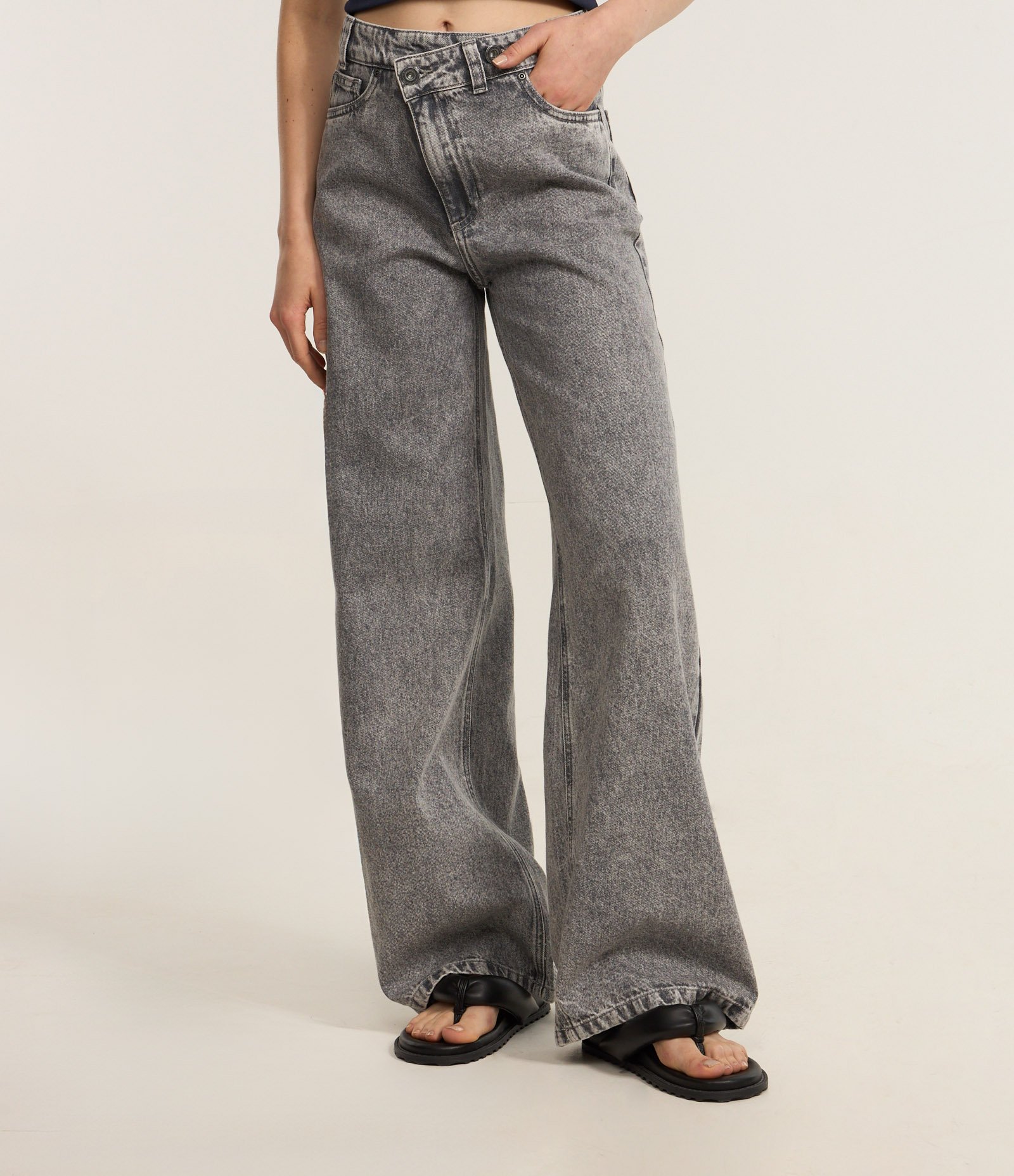 Calça Wide Leg em Jeans com Fechamento Deslocado Cinza 3