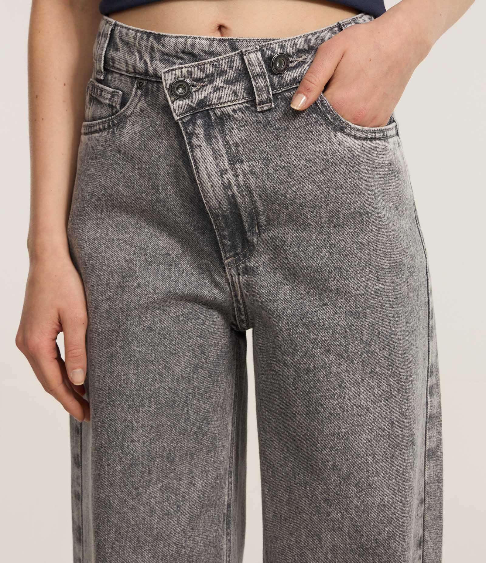 Calça Wide Leg em Jeans com Fechamento Deslocado Cinza 4