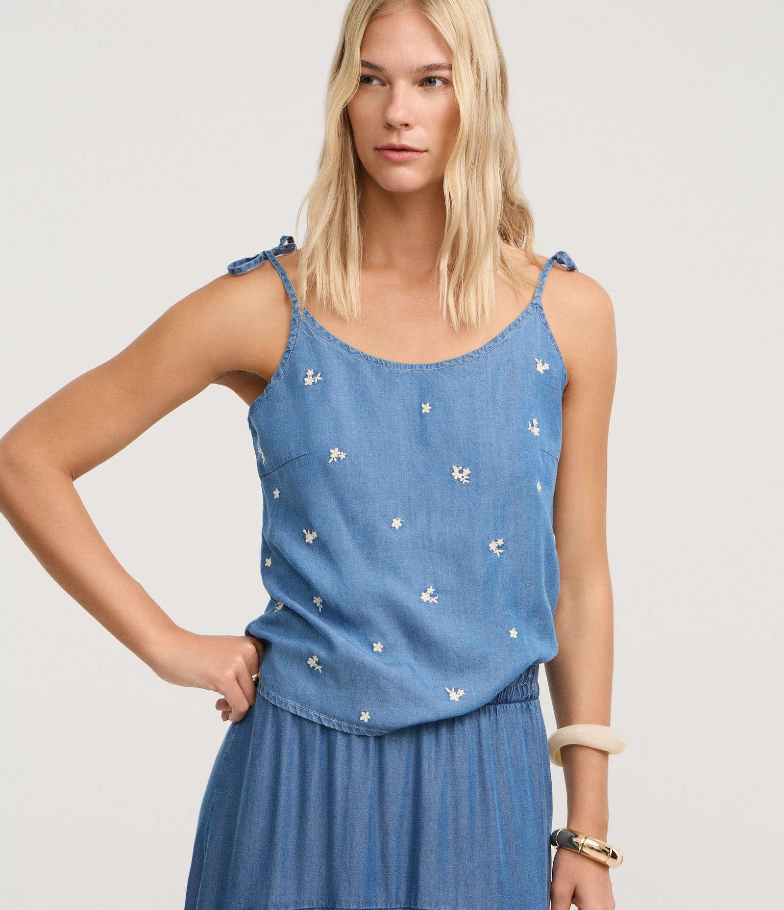 Blusa de Alça Laço em Liocel com Bordado Floral Médio 1