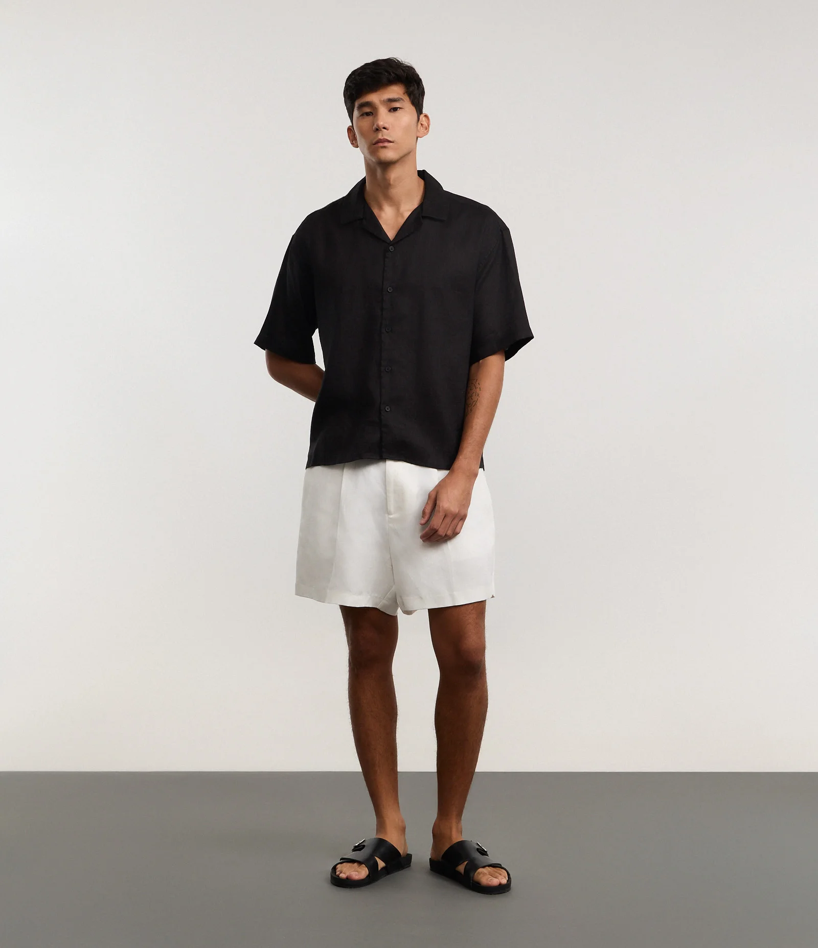 Camisa em Linho com Manga Curta Preto 2