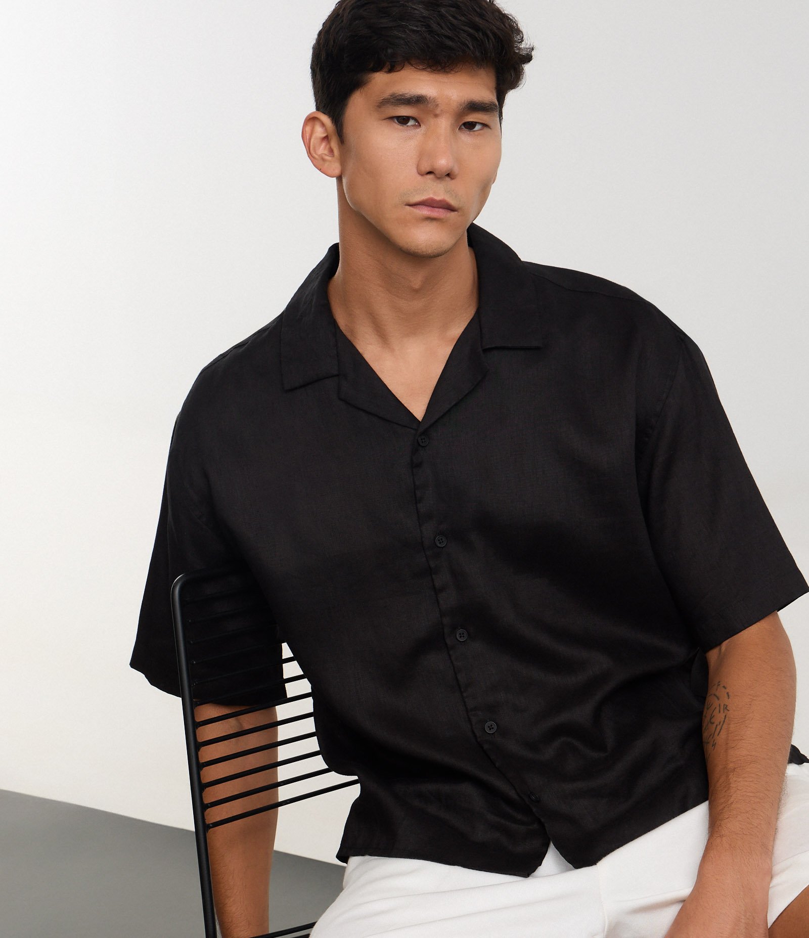 Camisa em Linho com Manga Curta Preto 4